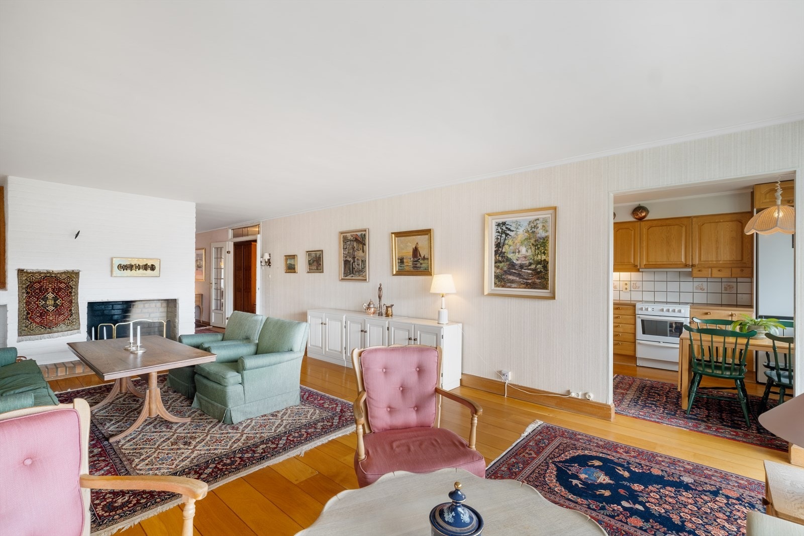 Åpen peis i stuen gir mulighet for både kos og varme. Galleribilde