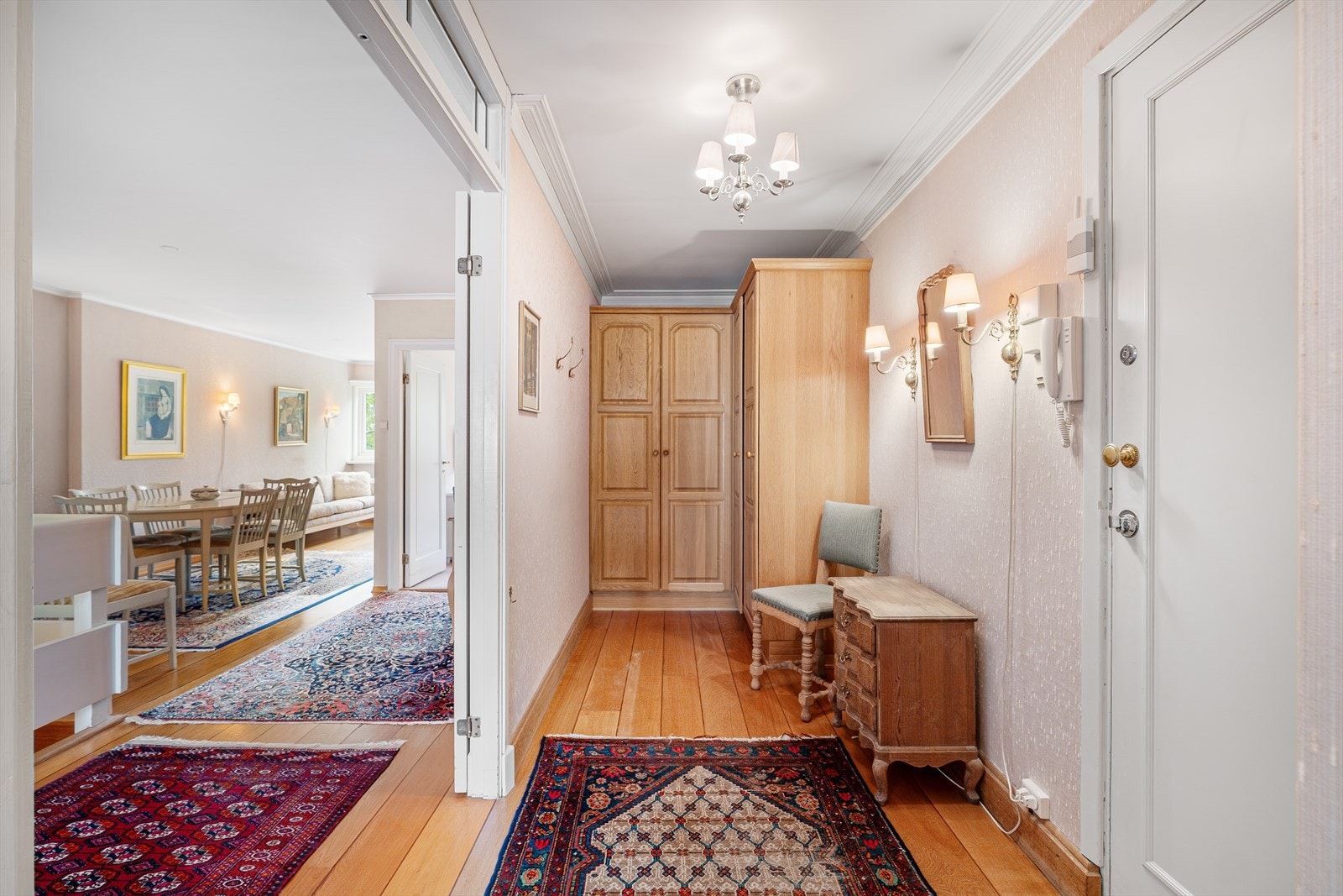 I entreen er det god plass til garderobeskap. Galleribilde