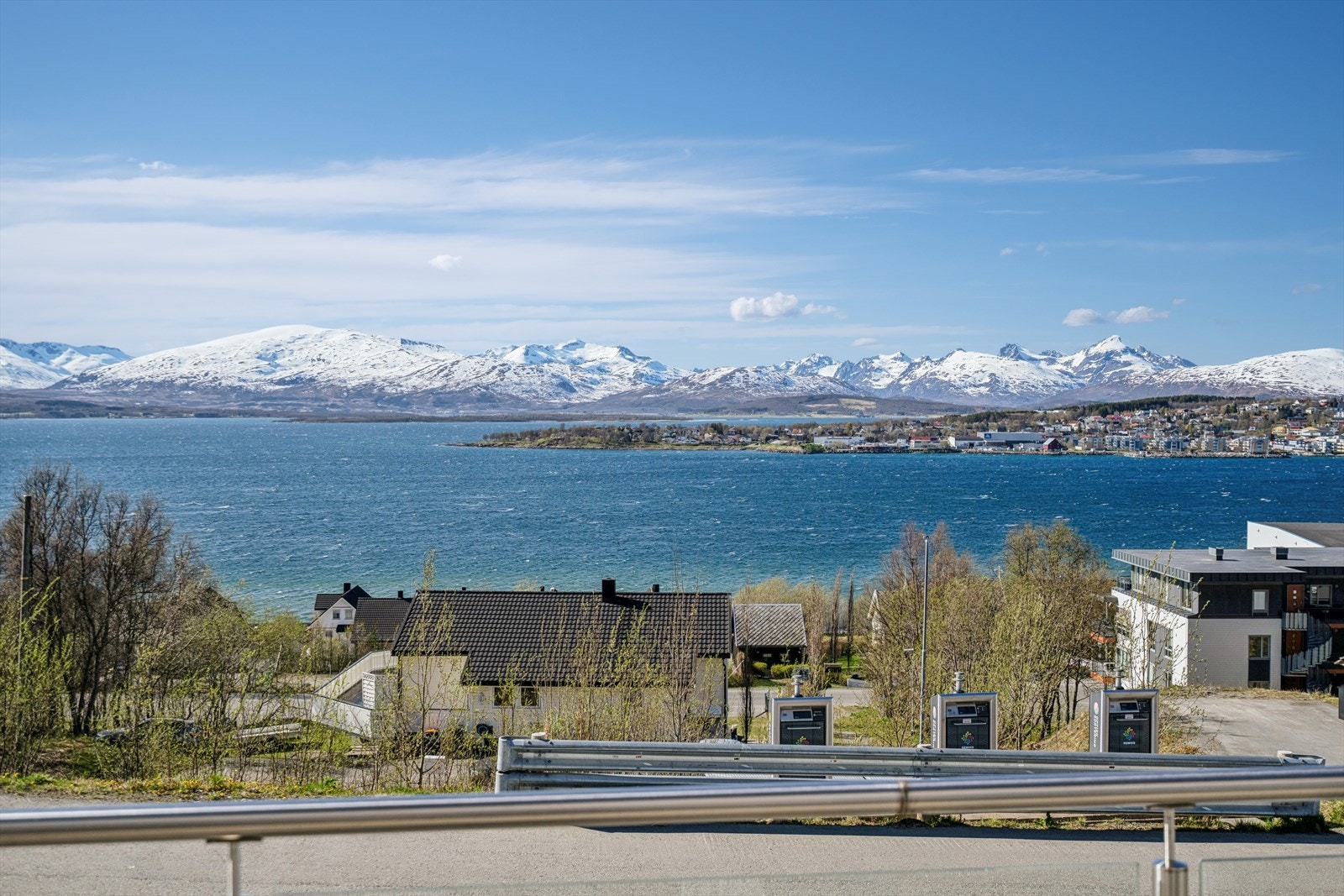 Nydelig utsikt mot Tormsøysundet og de snøkledde fjellene på Kvaløya. Galleribilde