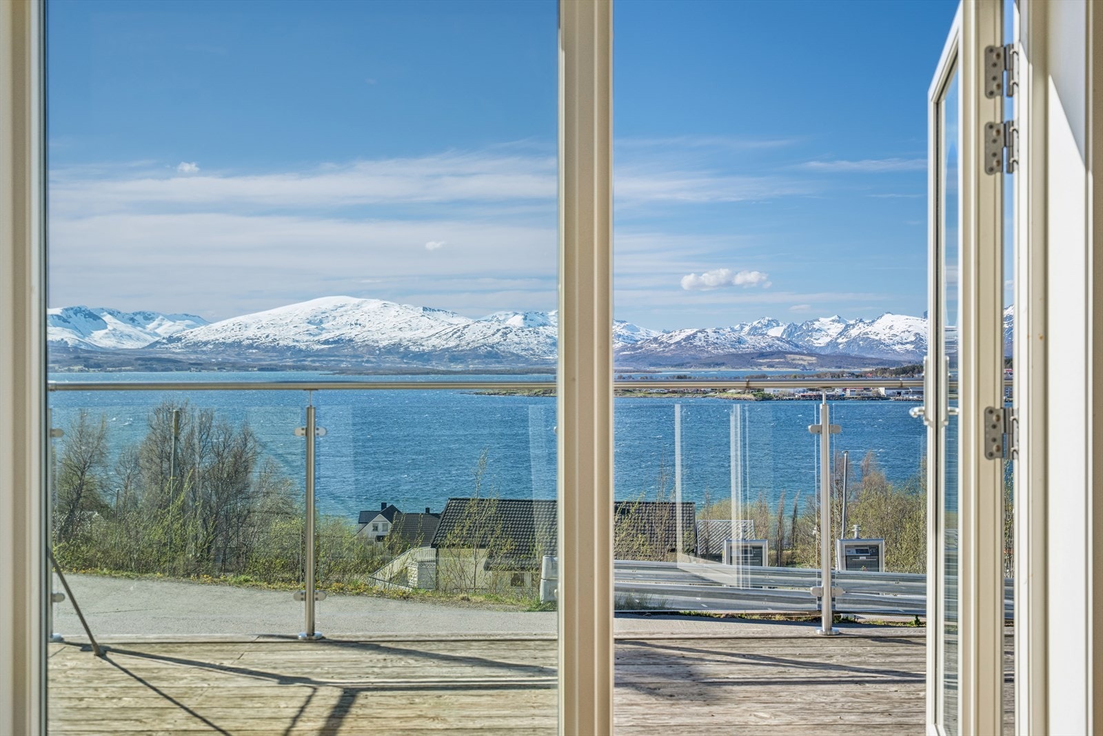 De store vindusflatene rammer inn den flotte utsikten. Galleribilde