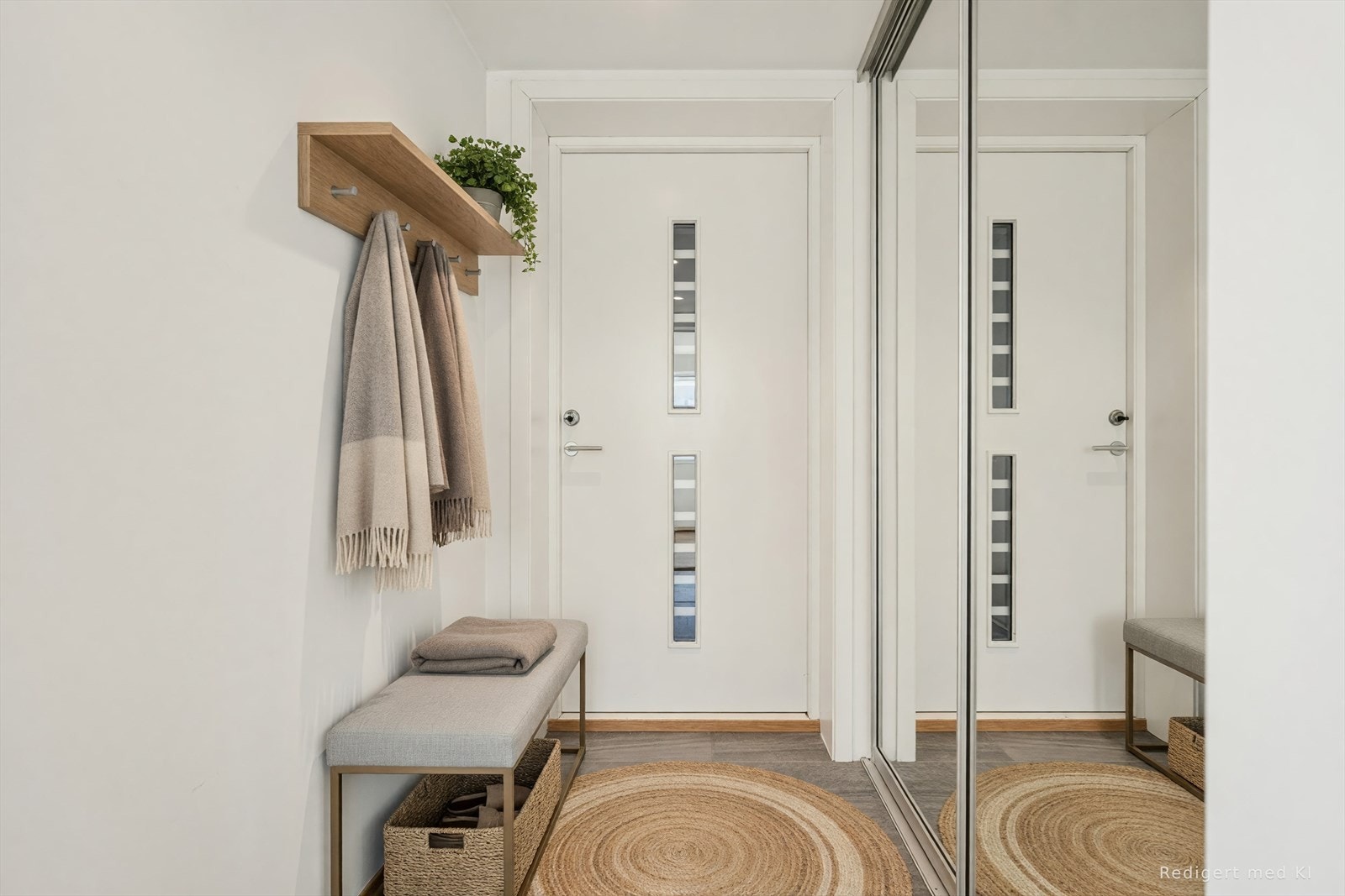 Man ønskes velkommen inn i en lys og åpen entré som er praktisk innredet med flislagt gulv og stor skyvedørsgarderobe som gir god lagringsplass til yttertøy (vi gjør oppmerksom på at rommet er digitalt møblert og at feil kan forekomme). Galleribilde