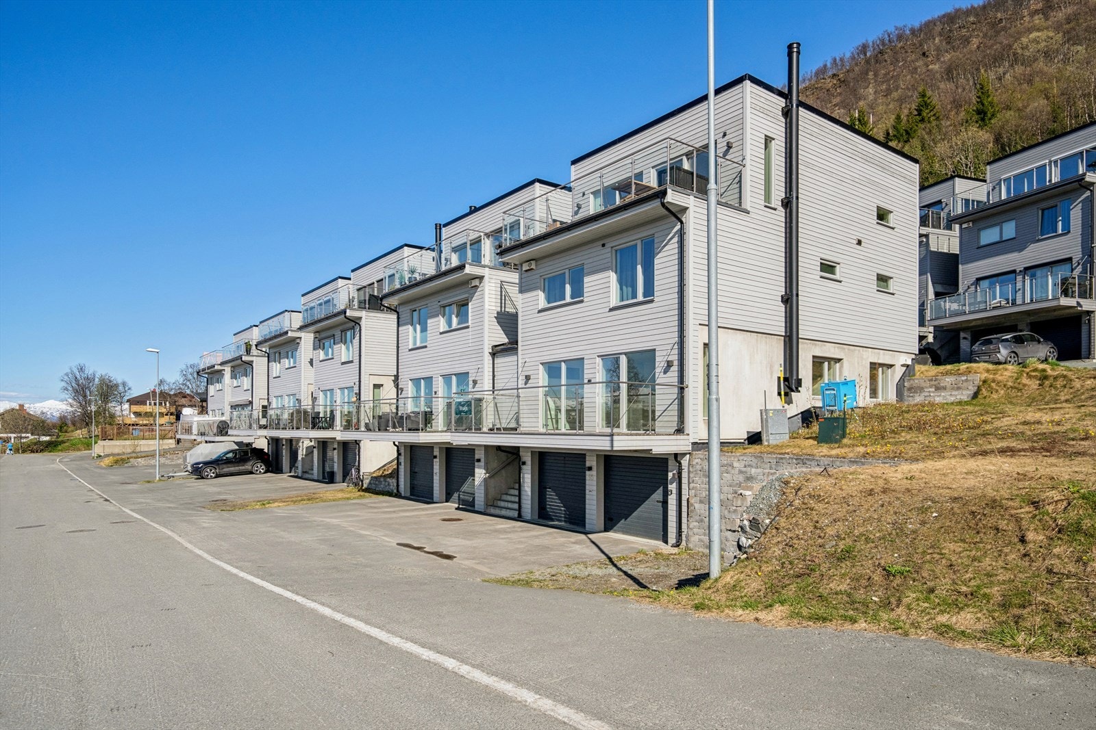 Boligen ligger fint plassert med kort vei til de fleste fasiliteter man måtte trenge i det daglige som barnehager, skoler, kjøpesenter, offentlig transport og flotte turområder. Her vil du garantert trives! Galleribilde