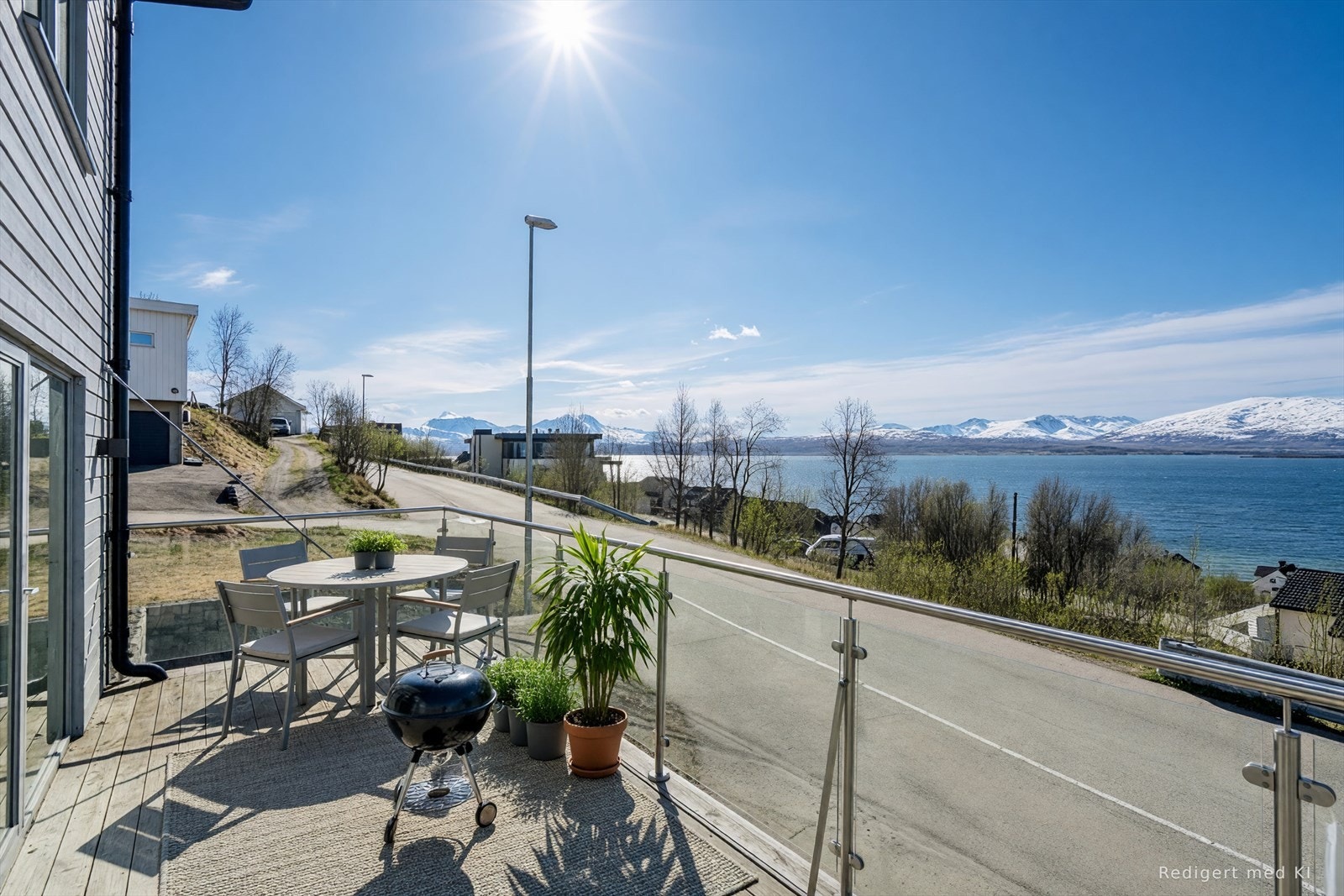 Stor, vestvendt balkong på 16 kvm med gode møbleringsmuligheter. Her kan man nyte fine sommerdager og gode solforhold (vi gjør oppmerksom på at bildet er digitalt møblert og at feil kan forekomme). Galleribilde