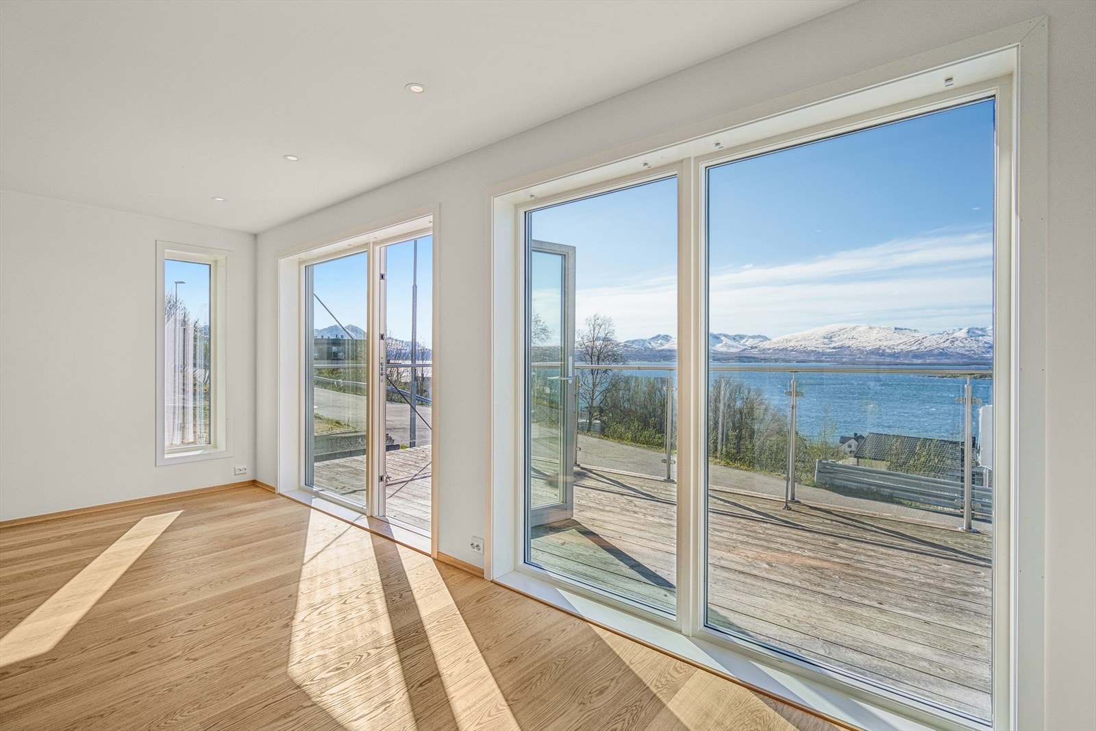 Fra stuen har man utgang til balkongen. Galleribilde
