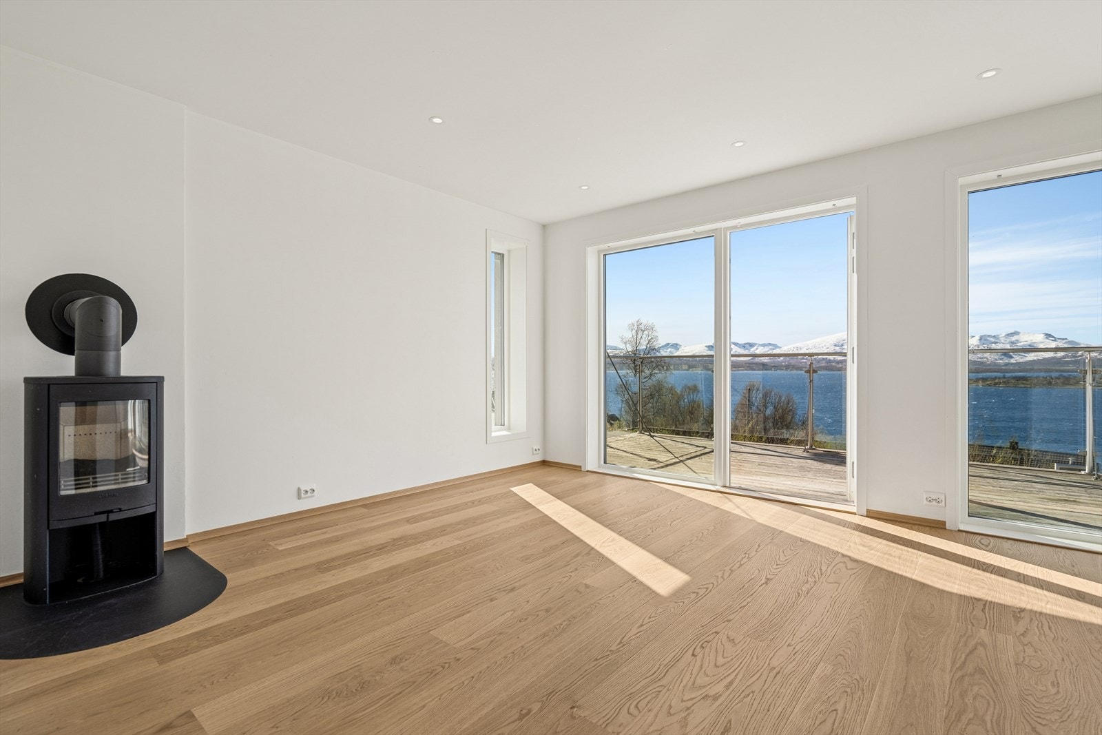 Stuen er utstyrt med en flott vedovn som sørger for god varme på kalde dager. Galleribilde