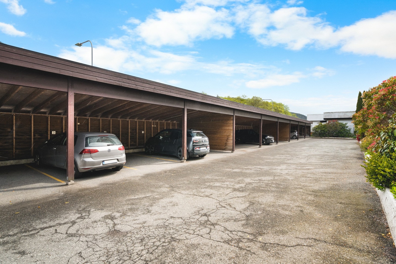 Borettslaget har flere parkeringsmuligheter som tildeles etter venteliste Galleribilde