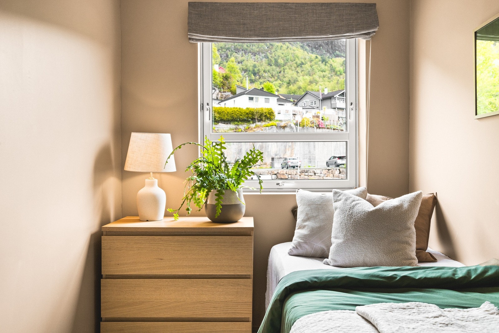 Her har du plass til seng, nattbord og garderobe Galleribilde