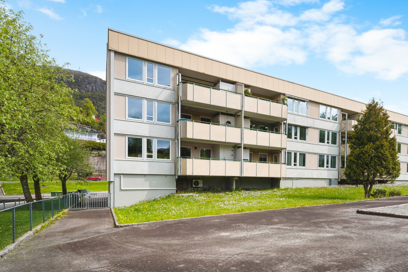 Her bor du med kort avstand til det meste man trenger i hverdagen, samtidig som flotte tur- og rekreasjonsmuligheter ligger like i nærheten Galleribilde