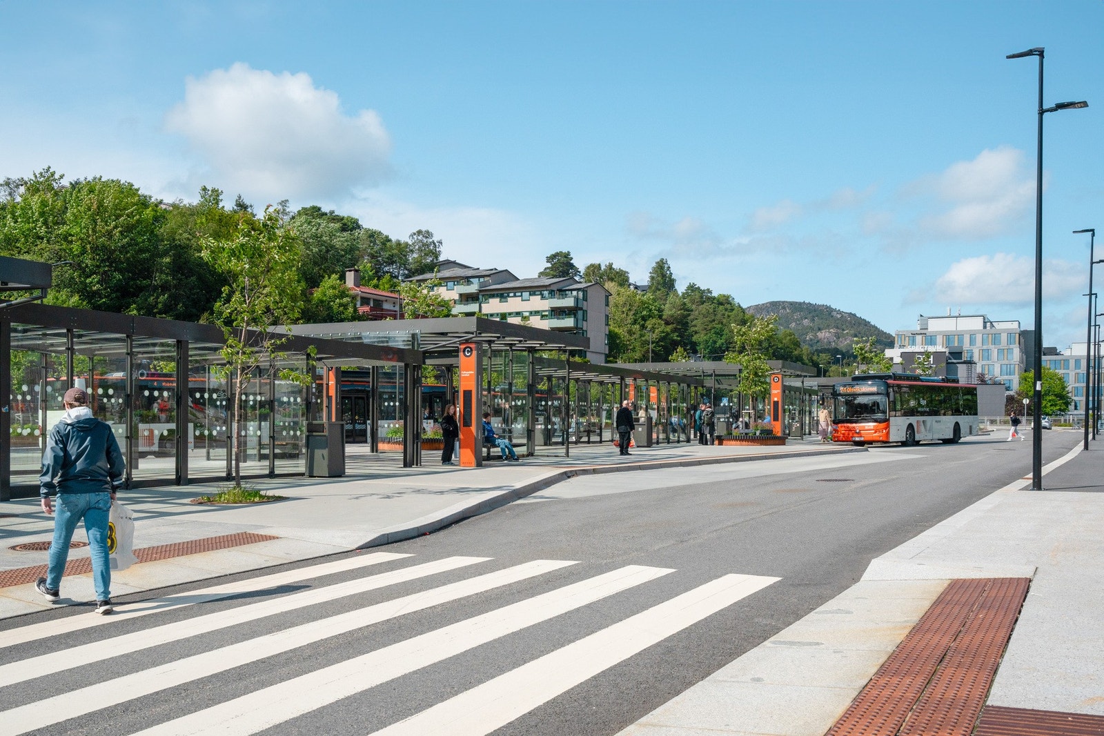 Ved Oasen har du også et bredt utvalg av kollektivmuligheter med både buss og bybane Galleribilde