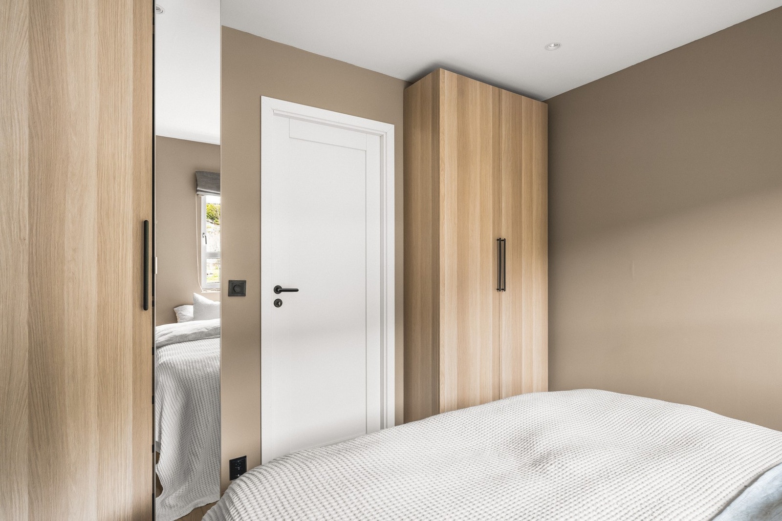 Her har du plass til dobbeltseng, nattbord og garderobe Galleribilde