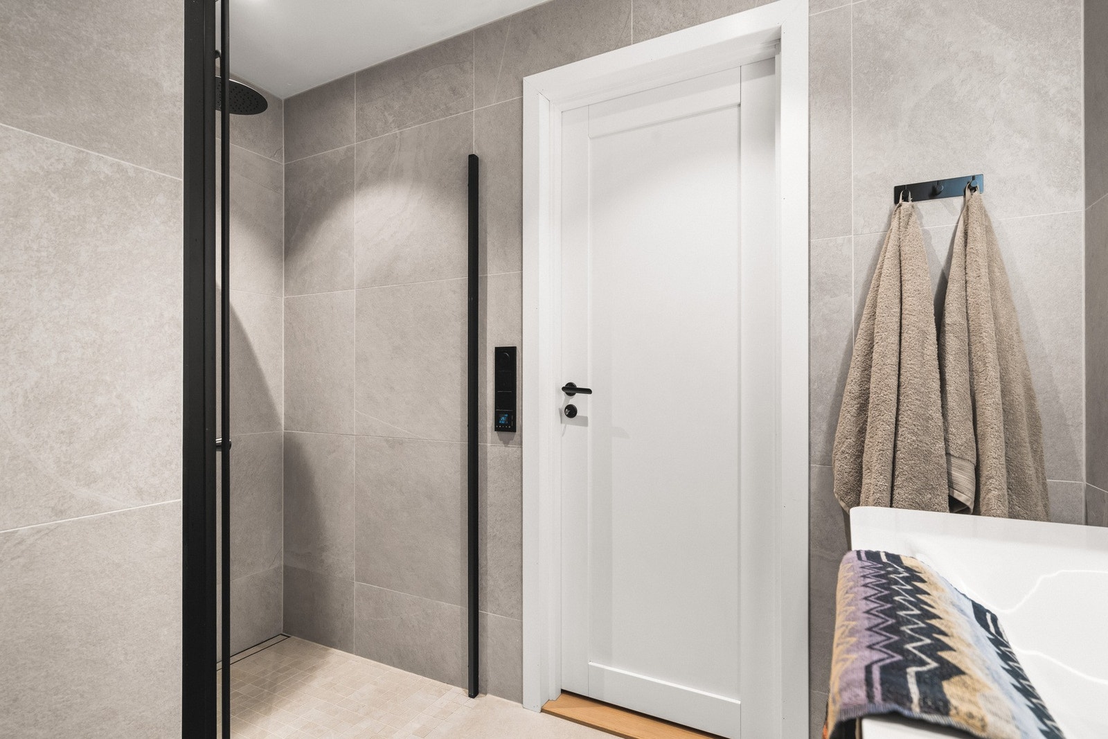 Badet måler 4,5 kvm og ble pusset opp i 2023 Galleribilde