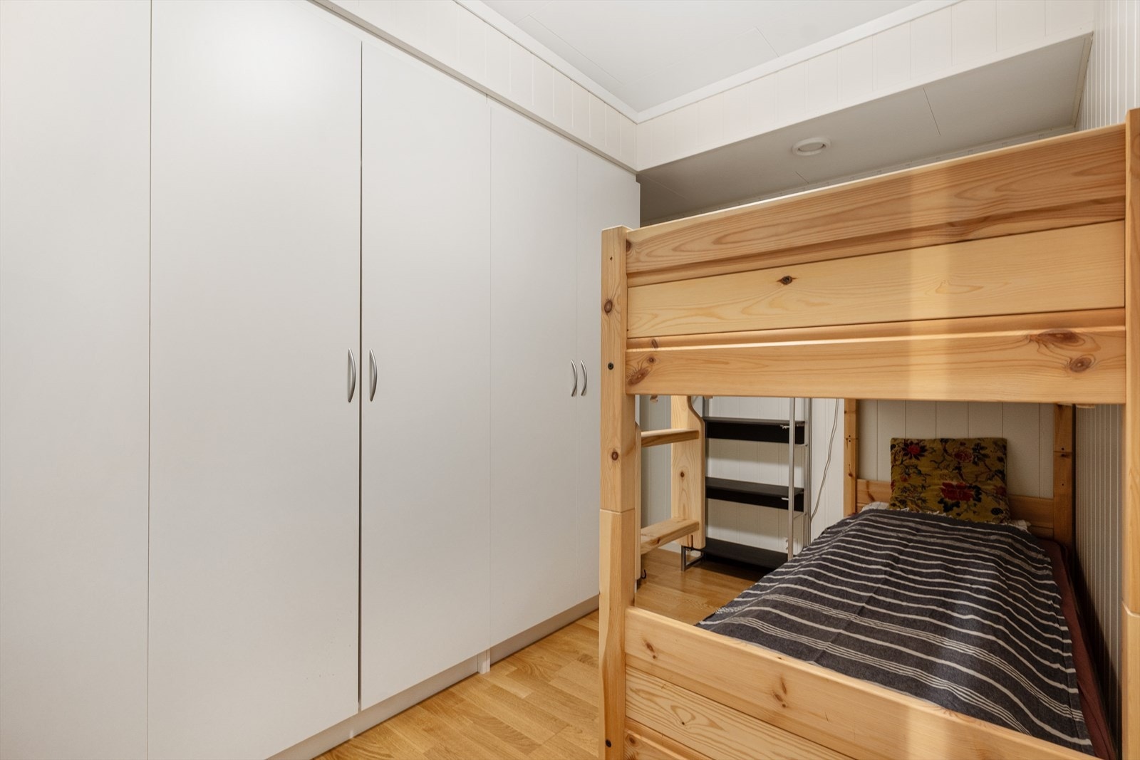 Garderobe som også har vært brukt som sovealkove Galleribilde