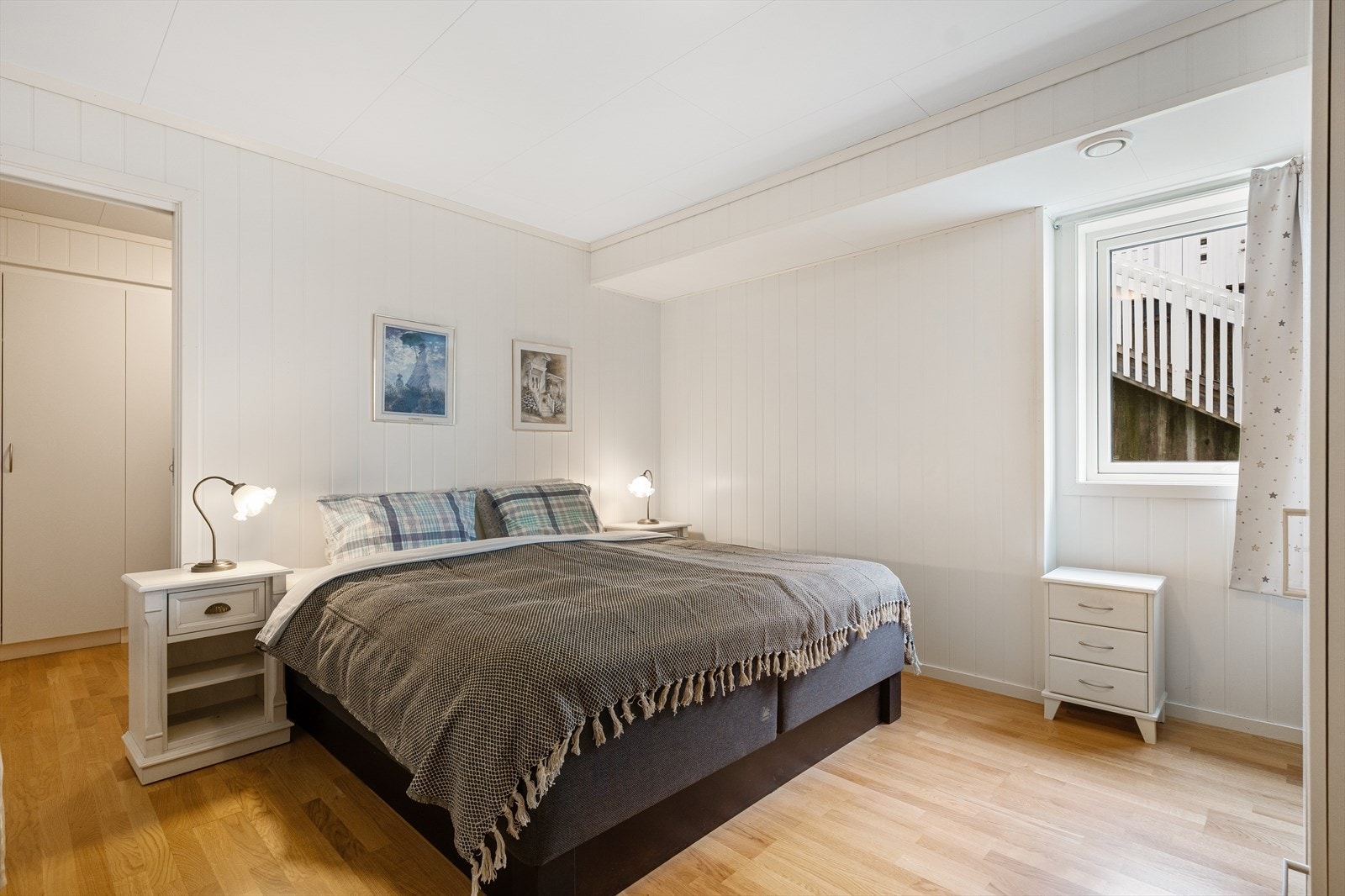 Hovedsoverommet er stort og har god plass til garderobeskap. Galleribilde