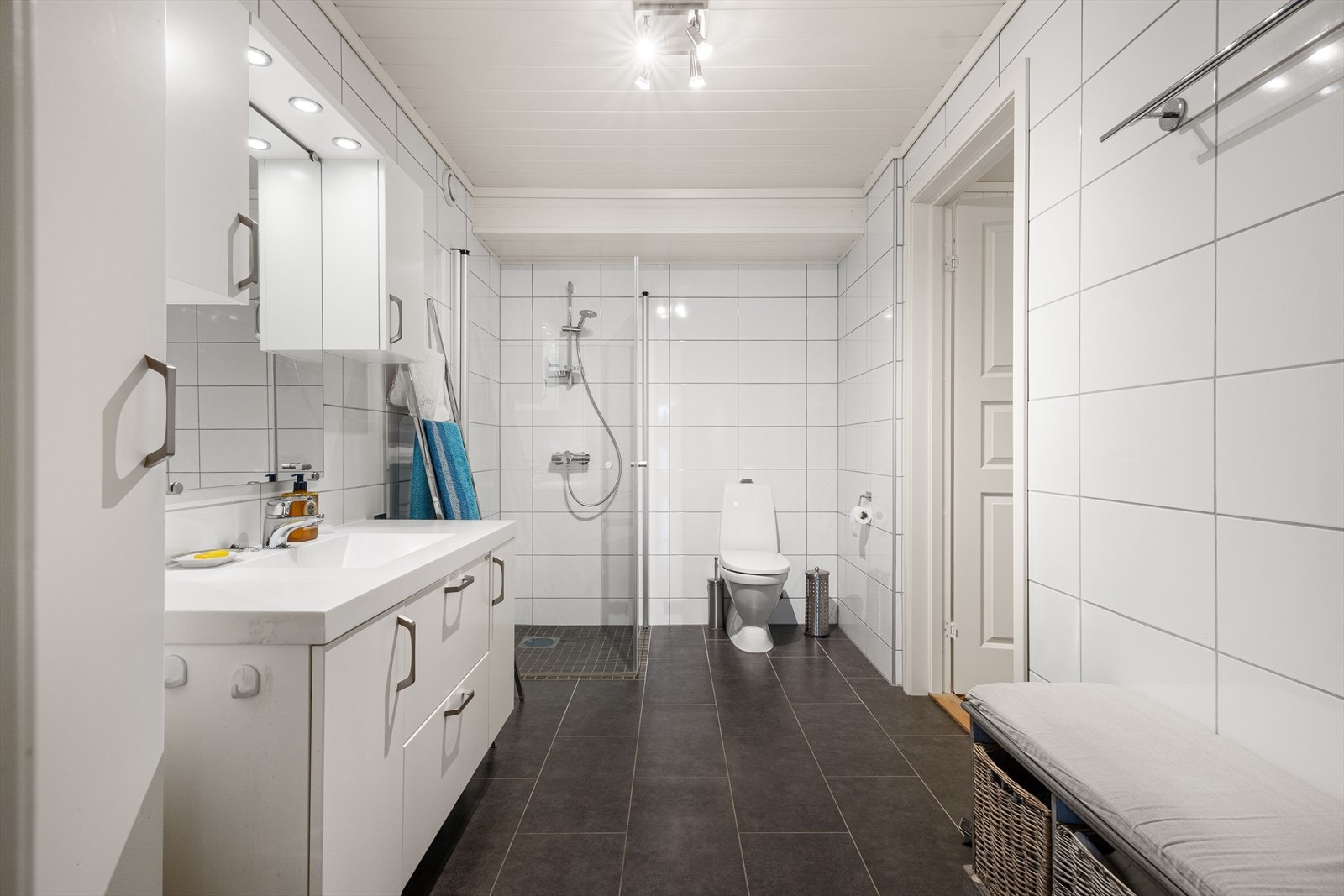 Fra badet er det også dør inn mot garderobe og hovedsoverom Galleribilde