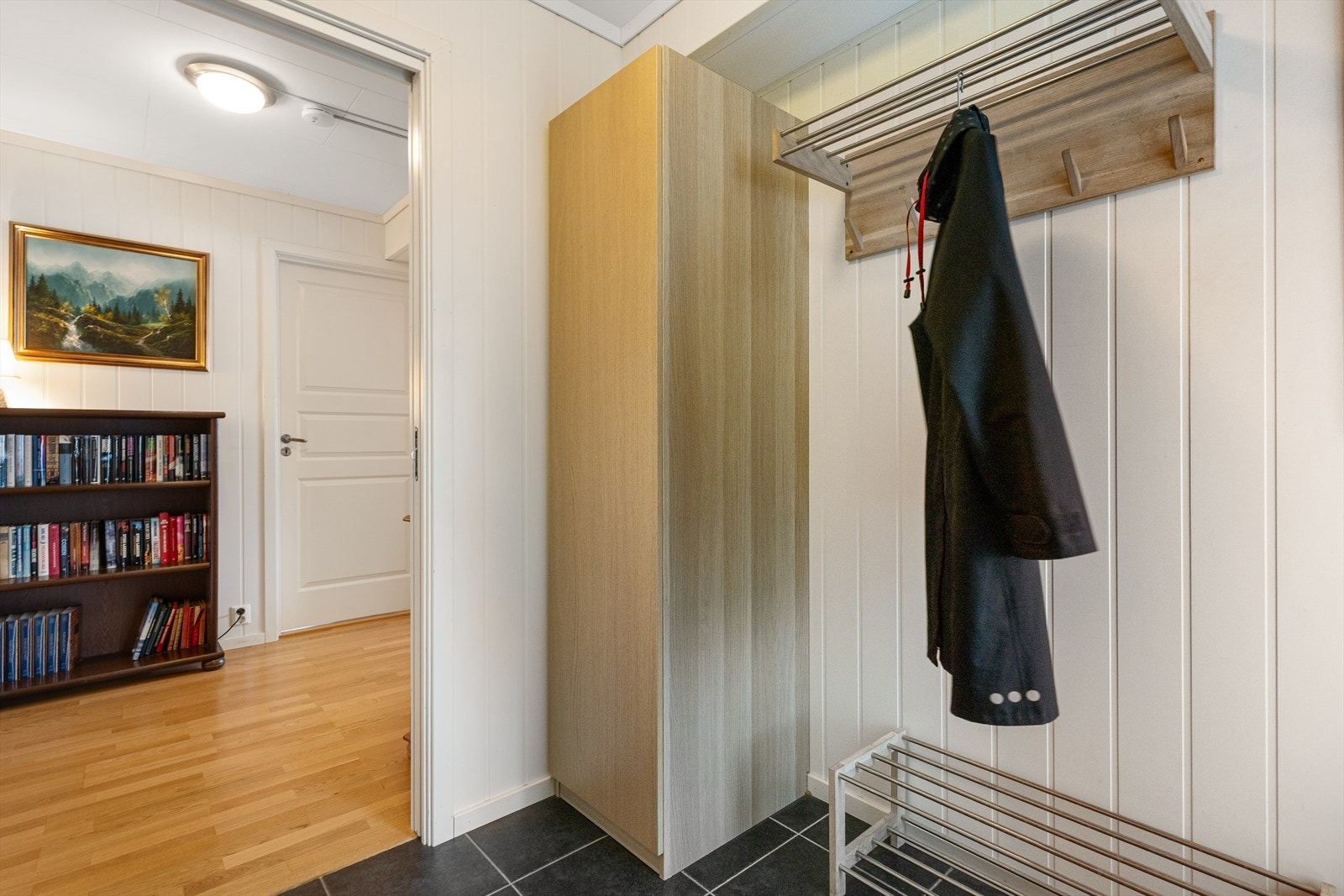 Det er skyvedør fra entrè til gangen Galleribilde