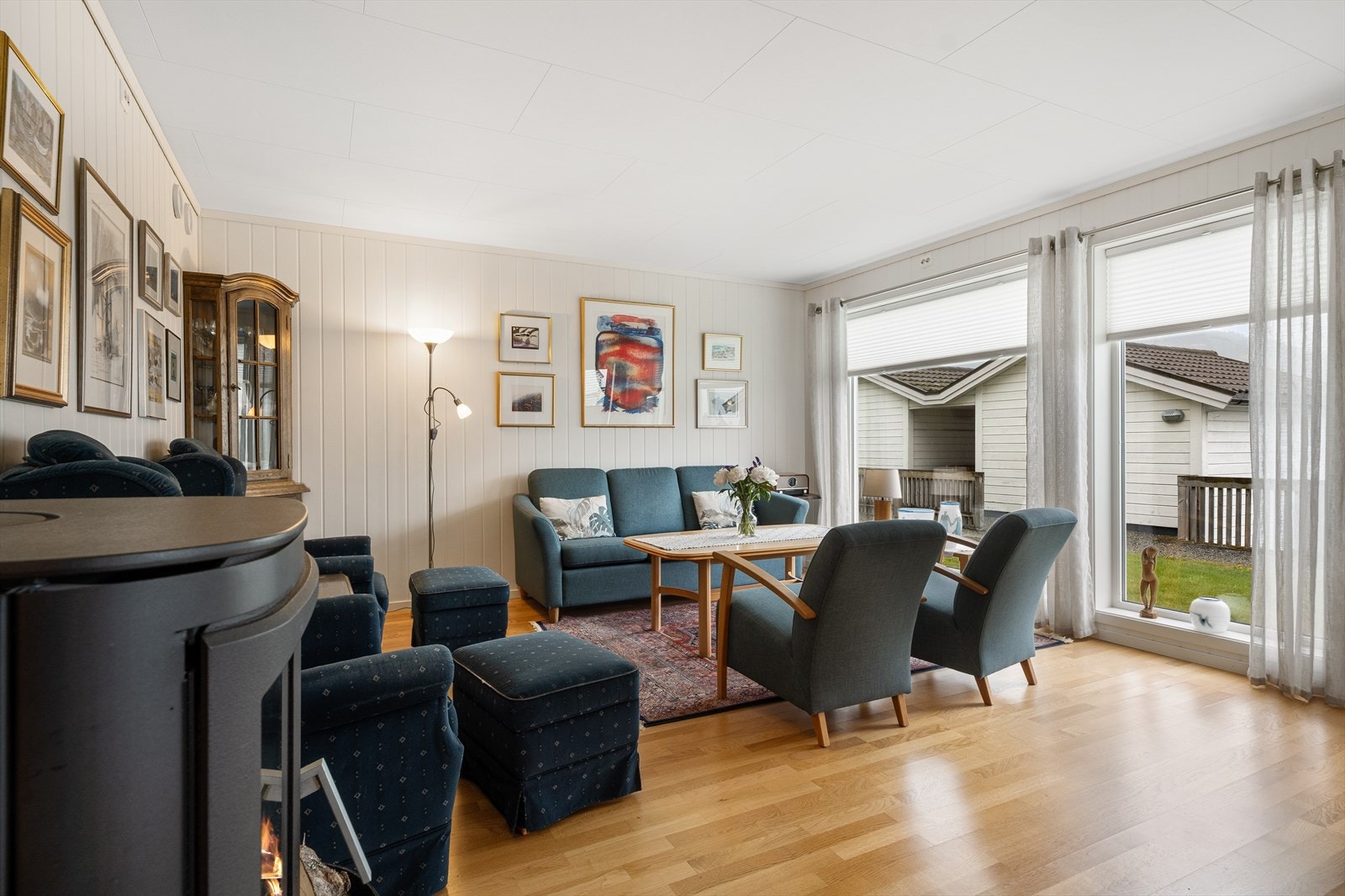 Stuen er romslig med flere møbleringsmuligheter Galleribilde