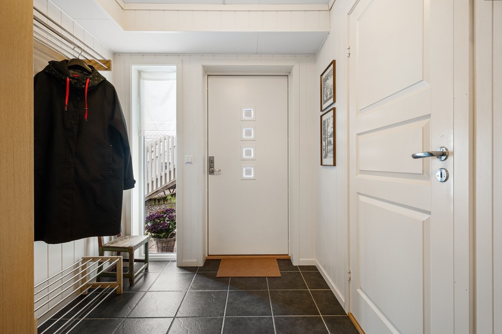 Flislagt gang/entrè med gulvvarme. Galleribilde