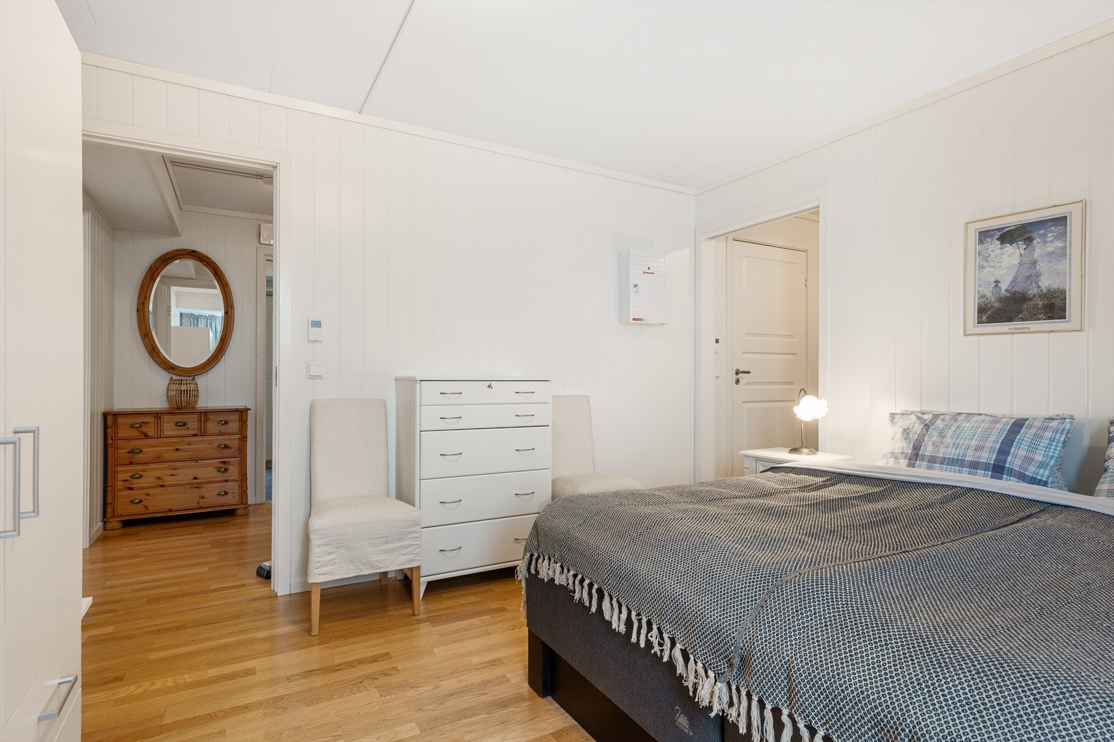 Hovedsoverommet har dør ut til gangen og fra garderoben videre inn til badet Galleribilde