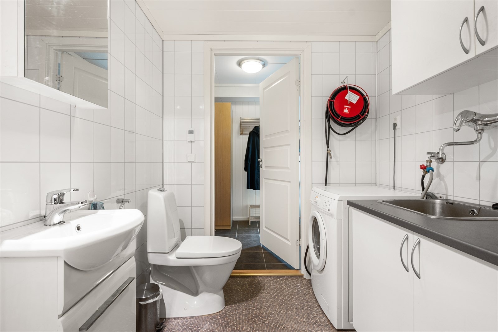 Leiligheten har eget vaskerom med toalett og praktisk innredning Galleribilde