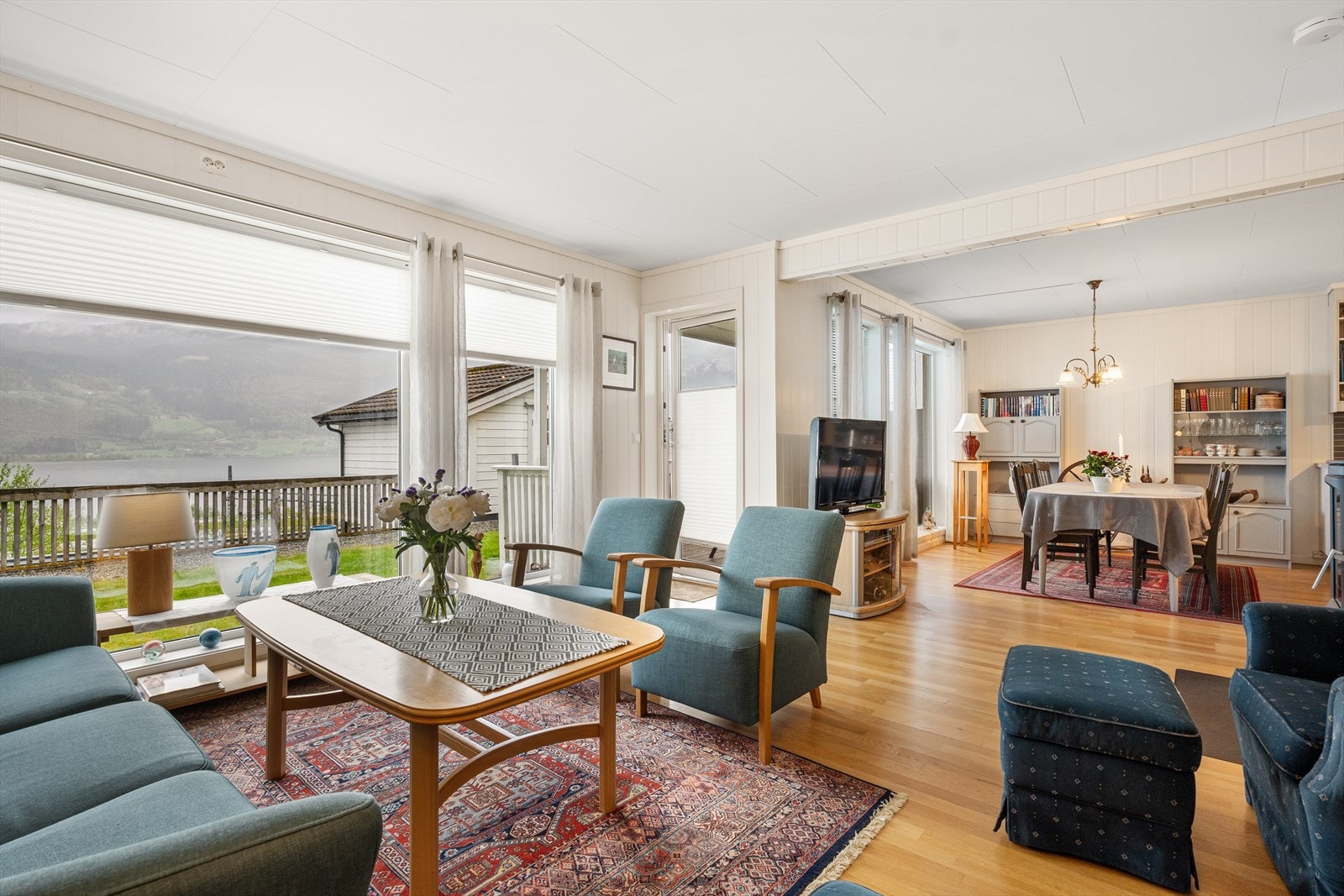 Leiligheten har en meget god planløsning. I stuen er det vinduer fra gulv til tak. Galleribilde