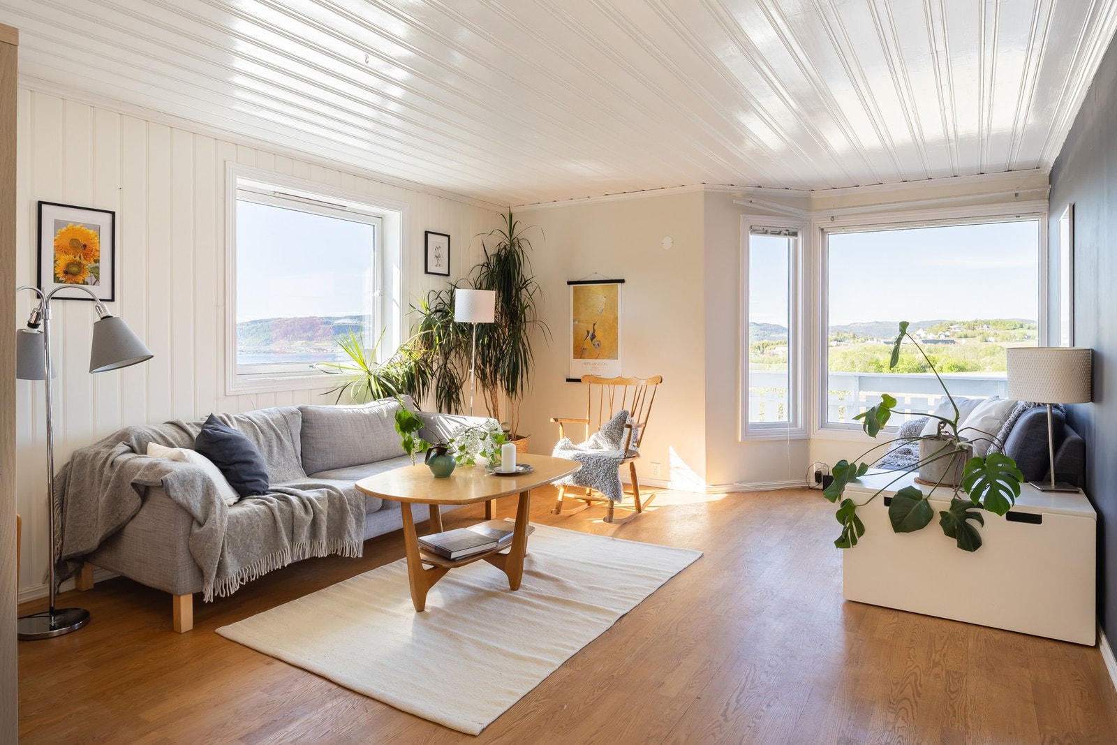 Stuen byr på flotte lysforhold og flere naturlige oppholdsrom i ett. Galleribilde