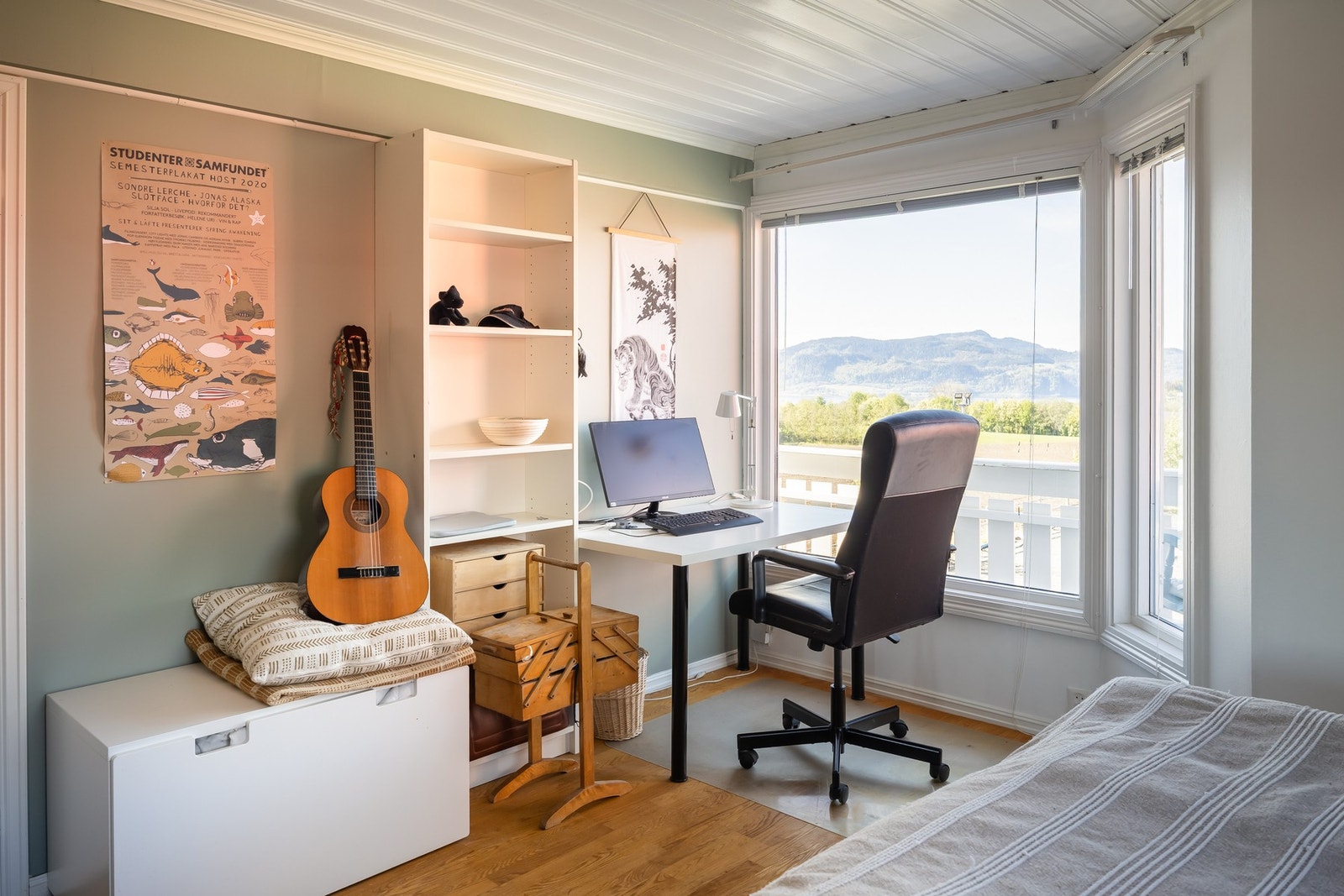 Soverommet har store vinduer med utsyn mot terrasse og fjorden. Galleribilde