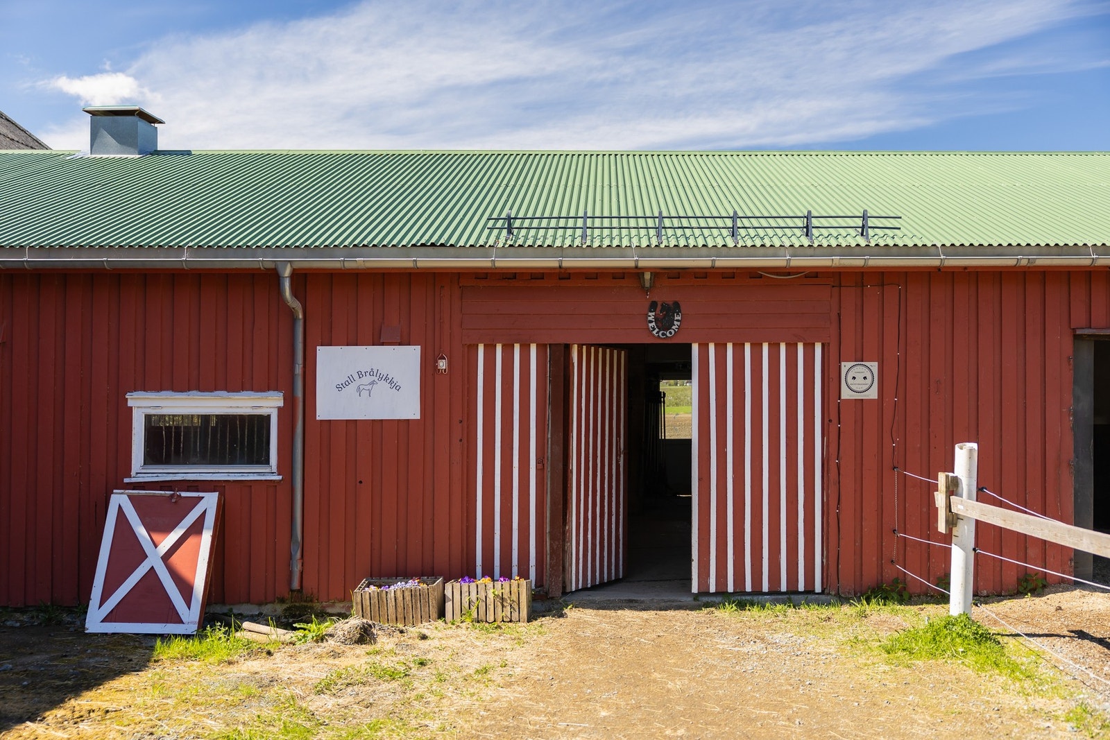 Stallen er godkjent som norsk hestevirksomhet, noe som gir en ekstra trygghet for kvalitet, drift og seriøsitet. Galleribilde