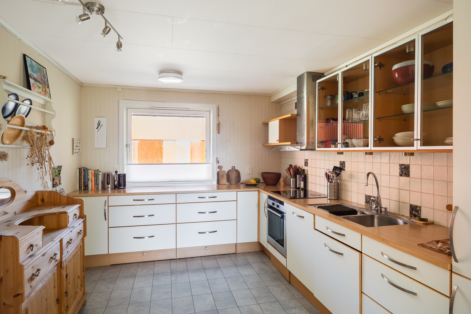 Kjøkkenet er på ca. 12 kvm og har folierte skrog med slette fronter og laminert benkeplate. Flis på vegg over benkeplate. Galleribilde
