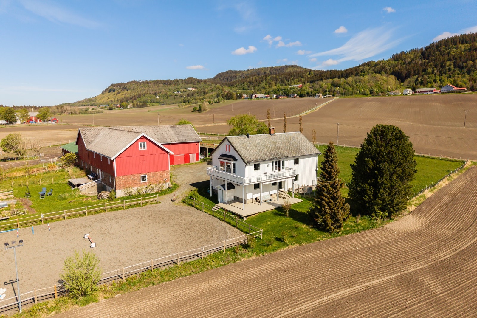 For trening og aktivitet har eiendommen både rundpaddock og ridebane (ca. 18 x 38 m), som ble utvidet og oppgradert i 2024. Ridebanen har belysning, noe som gir gode treningsforhold også på kveldstid Galleribilde