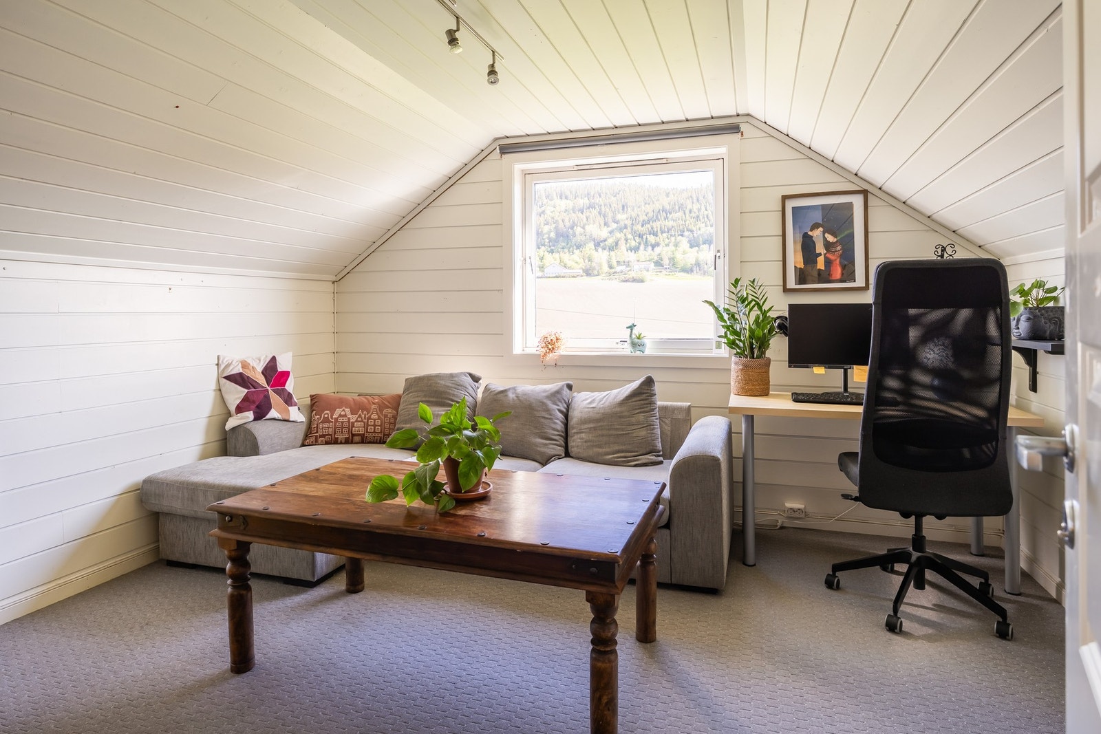 Loftstue på 12. kvm med flere bruksområder. Galleribilde