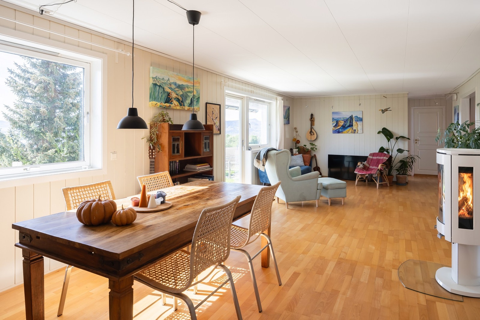 Stor stue med god plass til både sofakrok og spiseområde Galleribilde