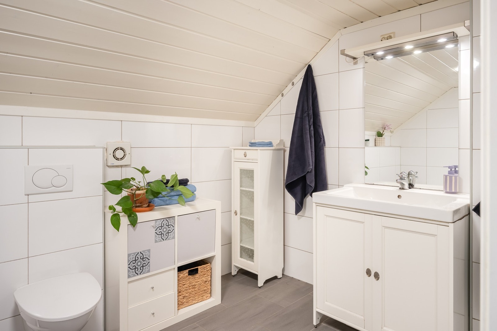 Badet er på ca. 7 kvm og holder en moderne standard. Galleribilde