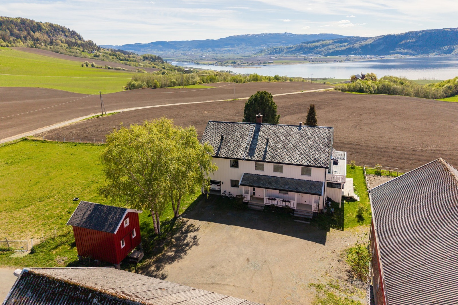 Eiendommen har en landlig og idyllisk beliggenhet på Byneset - et etablert, rolig og naturskjønt område med spredt bebyggelse. Her bor du omgitt av vakker natur og åpne landskap Galleribilde