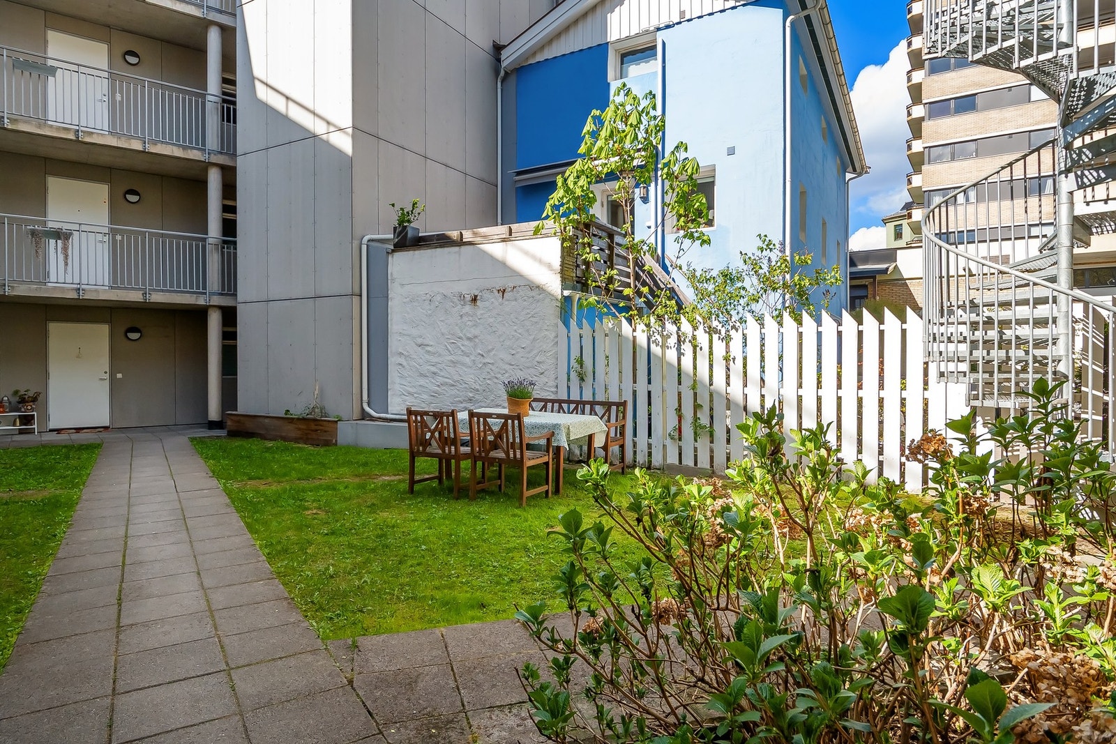 Koselig bakgård med sittegrupper. Galleribilde