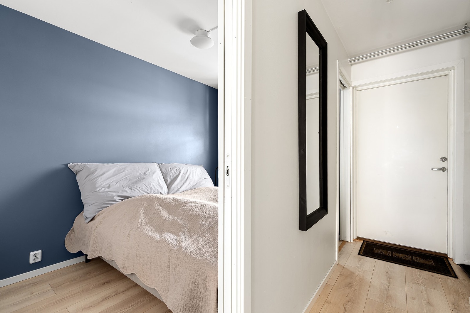 Soverom med to innganger og plass til dobbeltseng. Galleribilde
