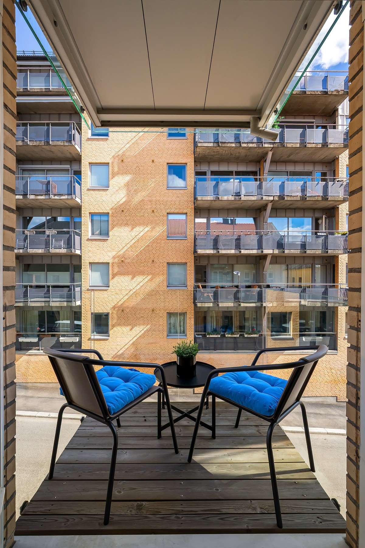 Utgang til balkong med plass til cafésett. Galleribilde