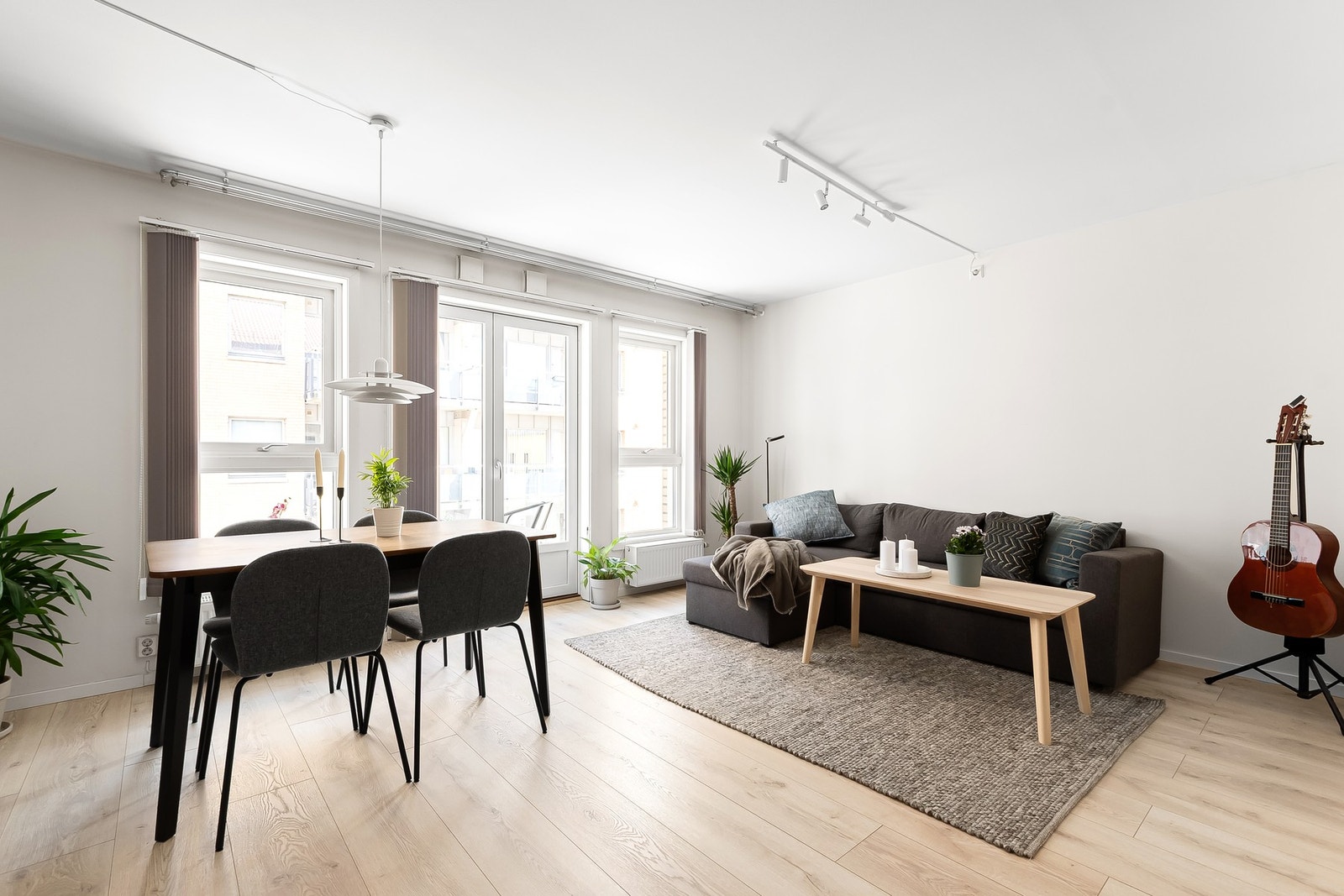 Stuen er lys og romslig med flere innredningsmuligherer. Galleribilde