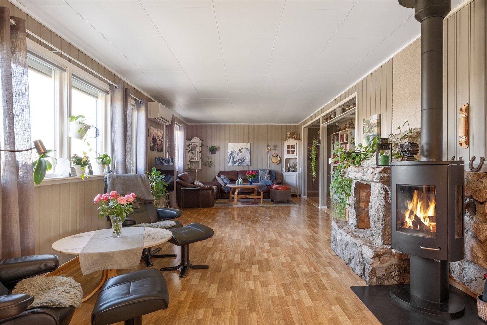 Stuen er innredet i to soner. Galleribilde