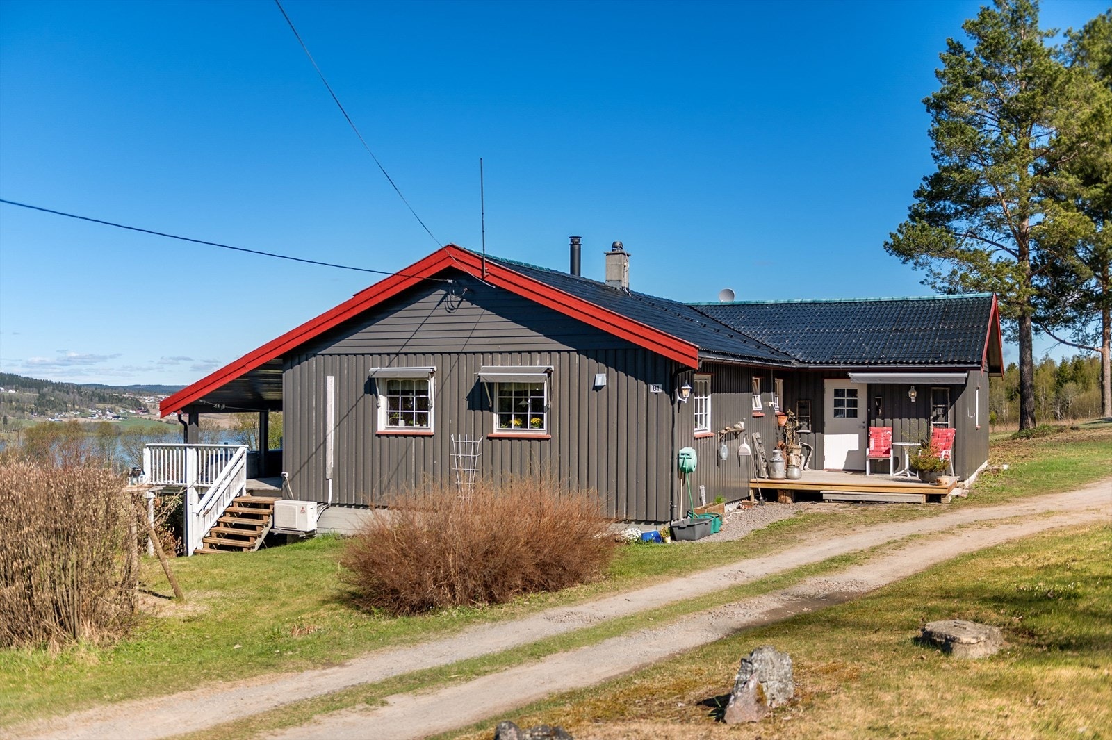 Fasade og gårdsplass. Trapp fra hagen og opp til terrassen. Galleribilde