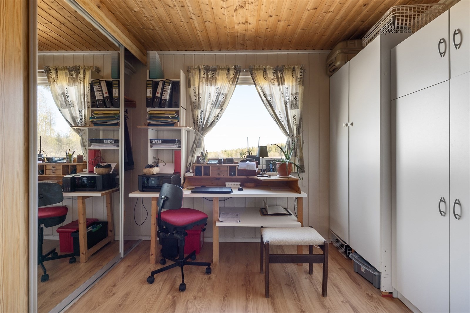 Soverom 4/kontor med skyvedørsgarderobe. Galleribilde