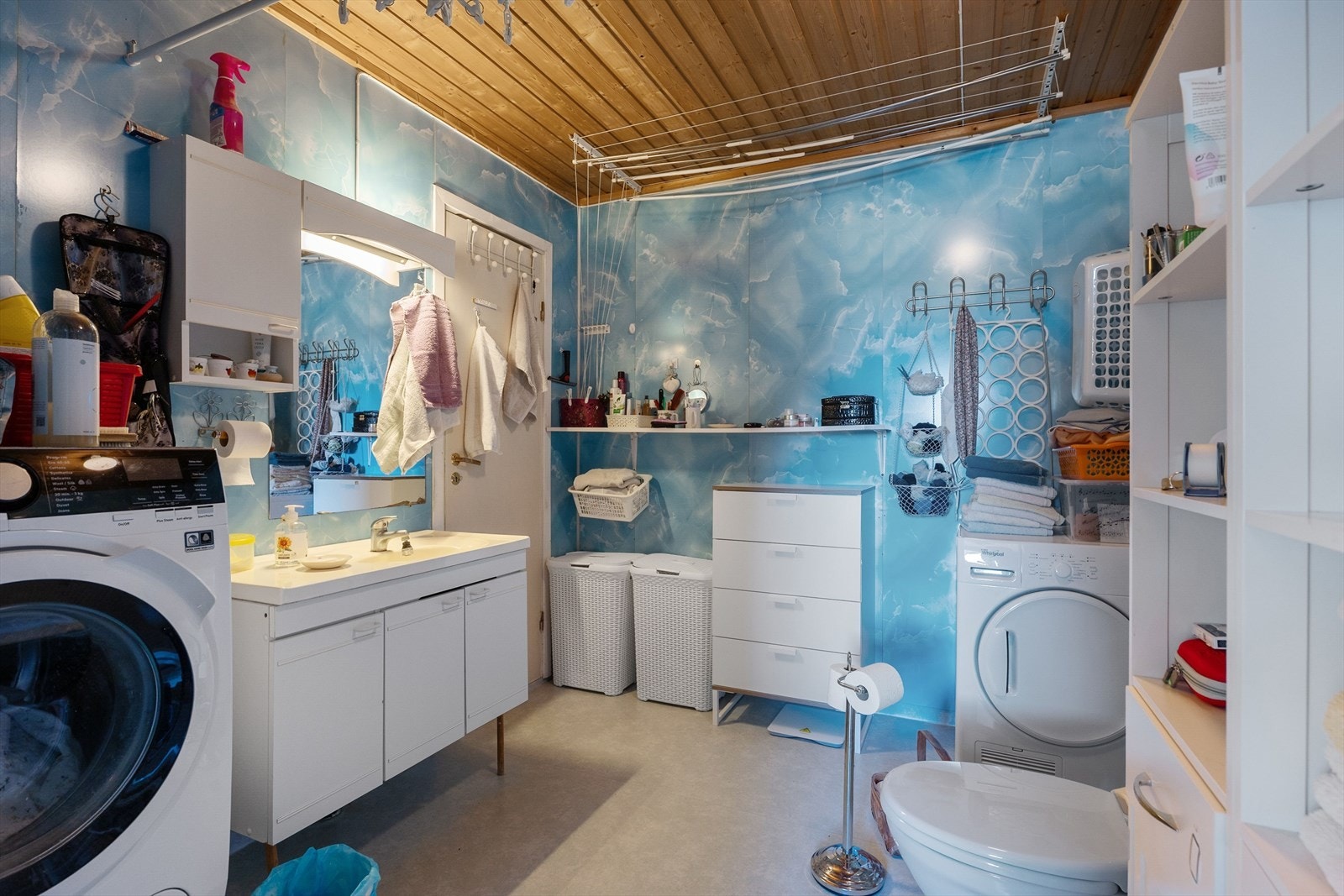 Bad som i dag benyttes som vaskerom, det var badekar der vaskemaskin står i dag. Gode vask- og tørkemuligheter. Galleribilde