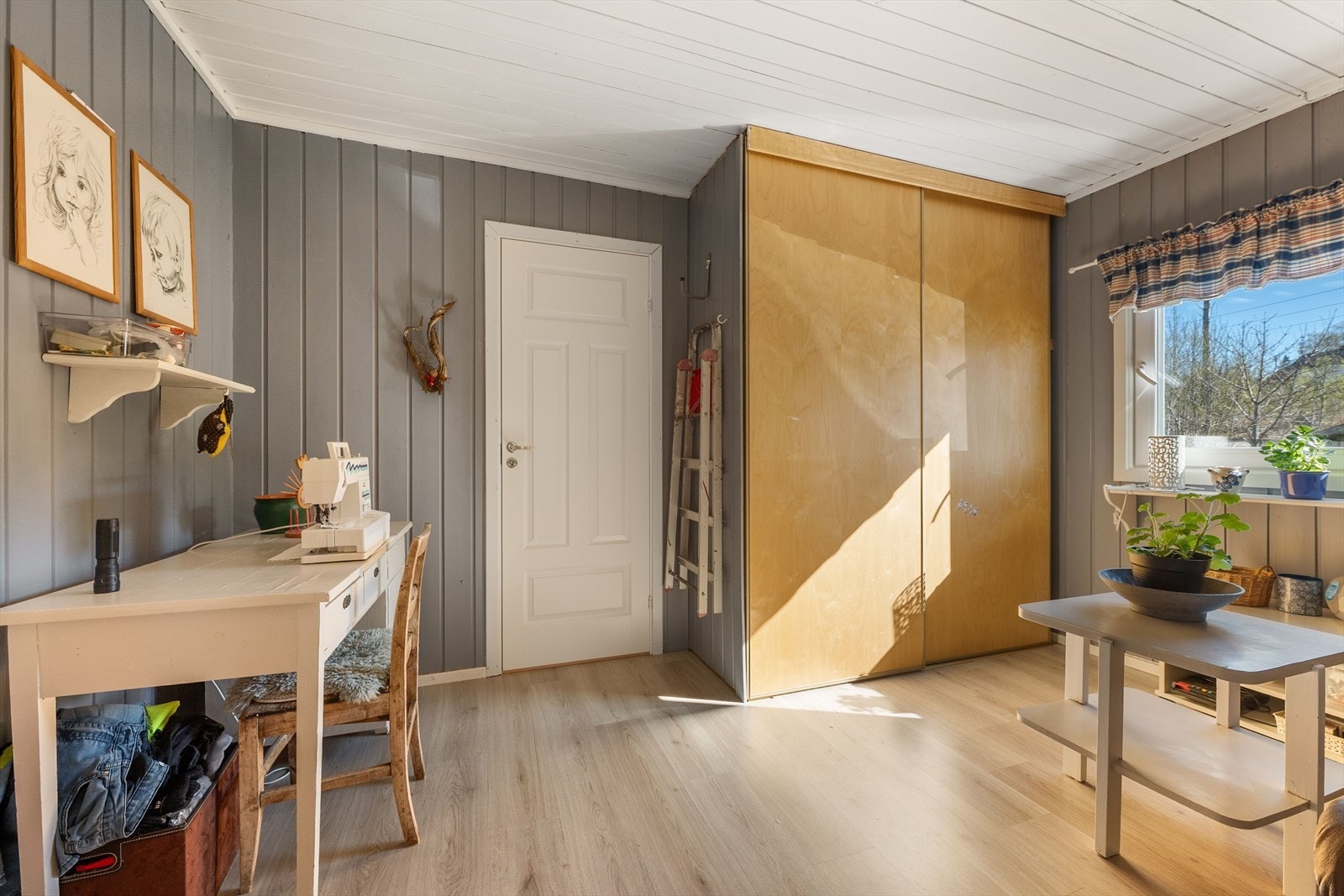 Soverom 2 som er innredet som hobbyrom. Romslig garderobeløsning. Galleribilde
