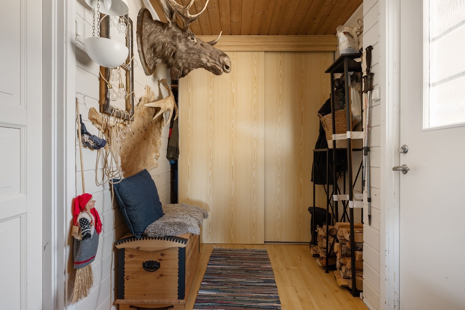 Entré med skyvedørsgarderobe. Galleribilde