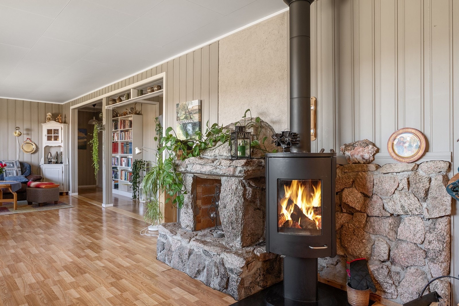 Nyere stålpipe med peisovn i tillegg til eldre pipe med peis. Galleribilde