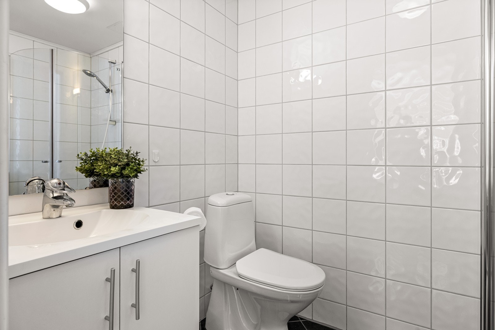 Flislagt bad med vannbåren gulvvarme og opplegg for vaskemaskin. Galleribilde