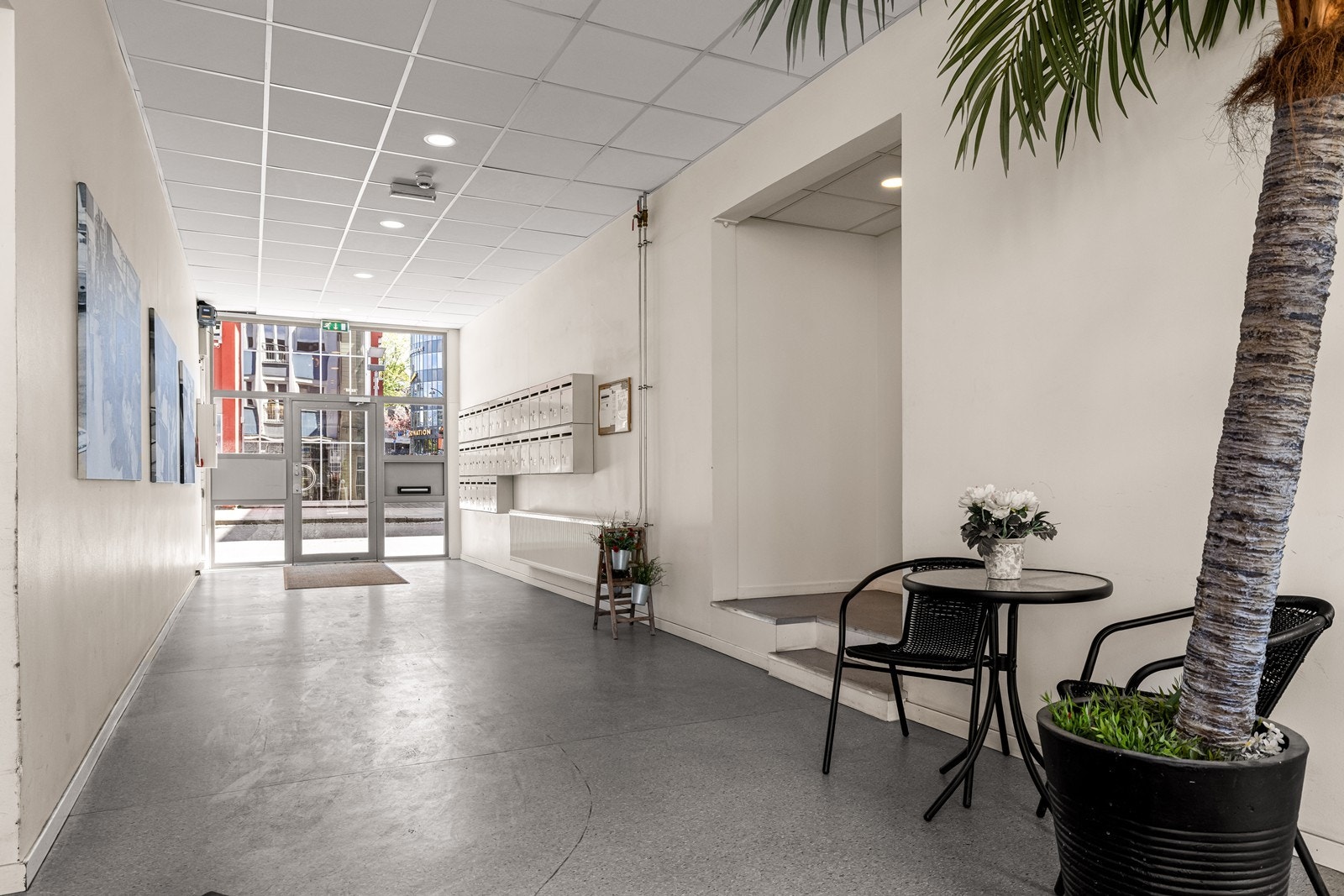 Felles inngangsparti med postkasser i byggets første etasje. Galleribilde