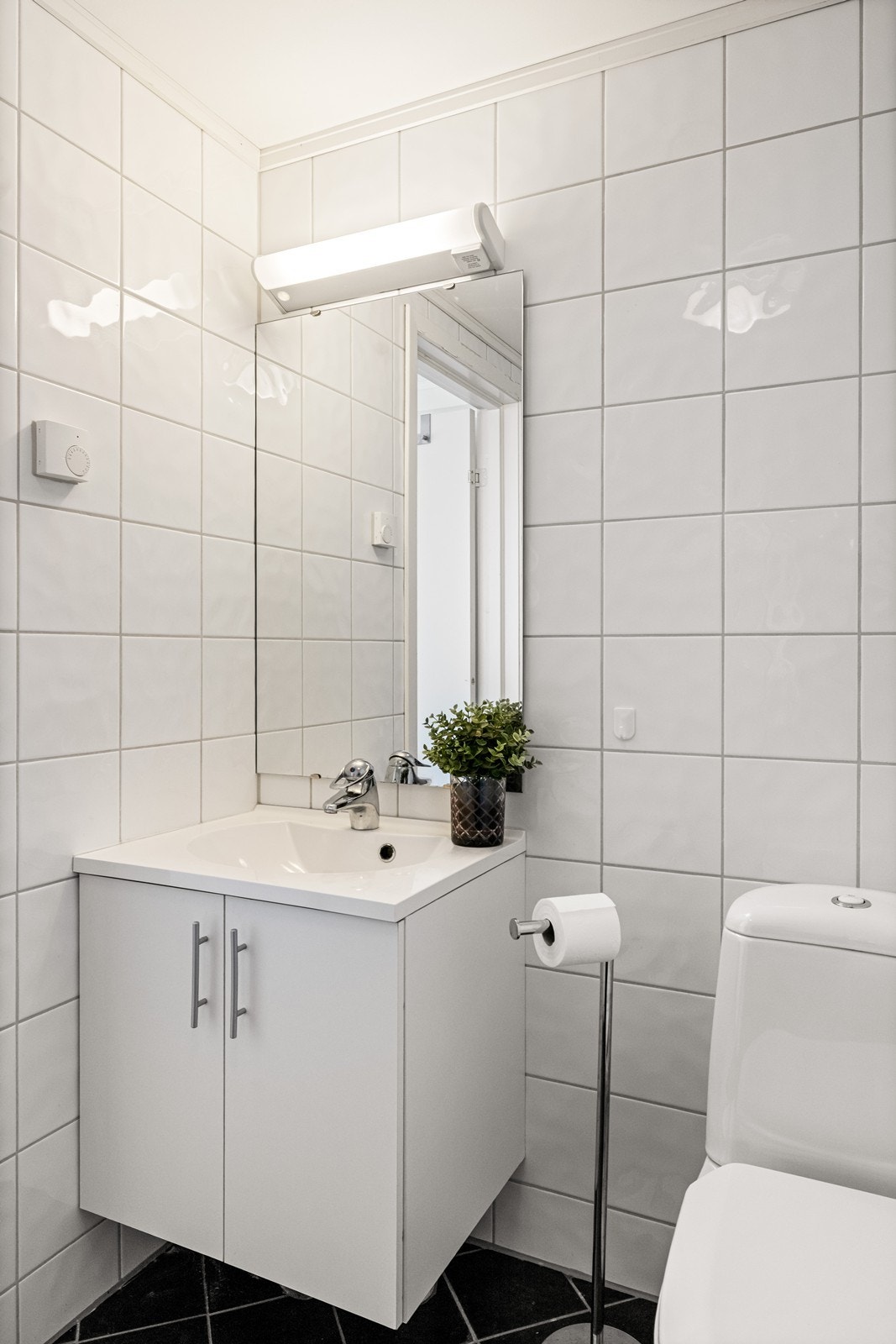 Baderomsinnredning med nedfelt servant og skapplass. Galleribilde