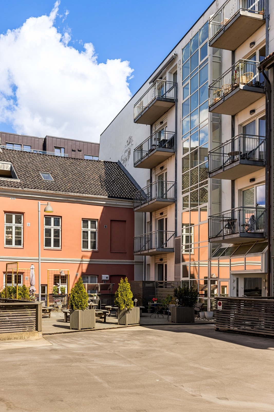 Leiligheten ligger i et bygg som ble ombygd fra næring til bolig i 2011. Galleribilde