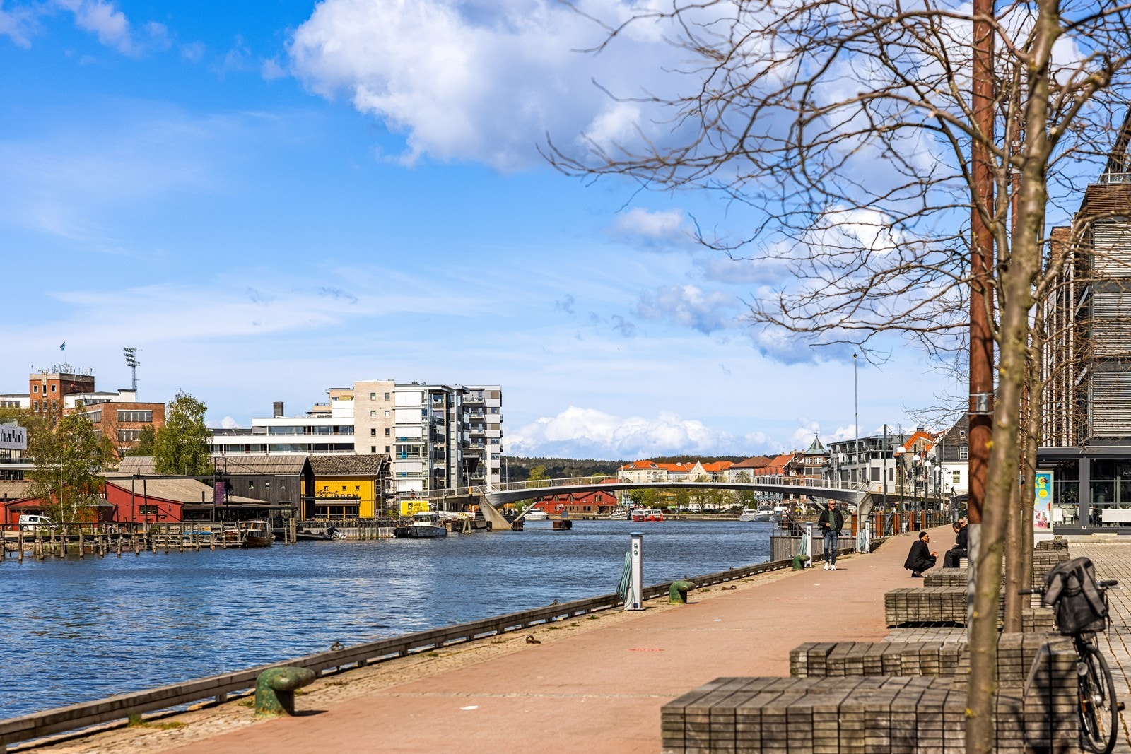 Det er kort gangavstand til bryggepromenaden og Fredrikstad stasjon. Galleribilde