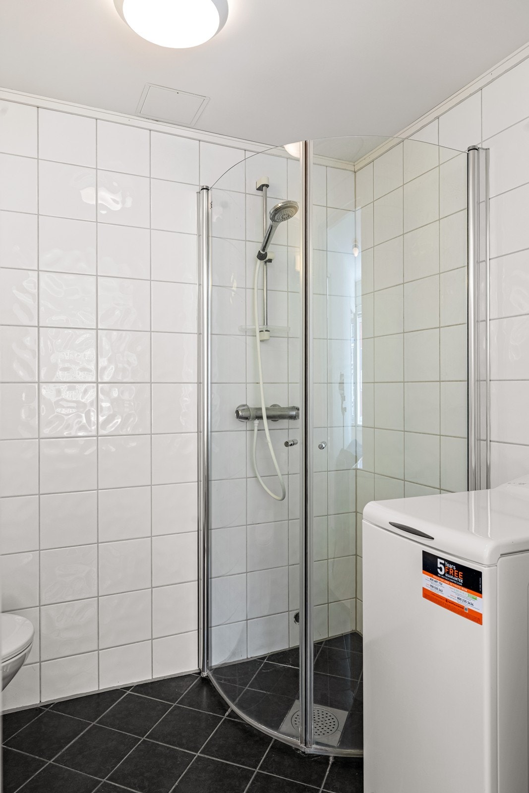 Badet har dusjhjørne med innfellbare dører og mekanisk avtrekksventilasjon. Galleribilde